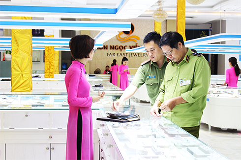 Lực lượng chức năng kiểm tra một hộ kinh doanh phục vụ khách du lịch tại TP. Nha Trang.