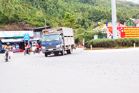 Mất an toàn giao thông từ đá dăm rơi vãi