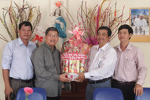 Lãnh đạo Ban Dân vận Tỉnh uỷ Khánh Hòa thăm, tặng quà các cơ sở tôn giáo