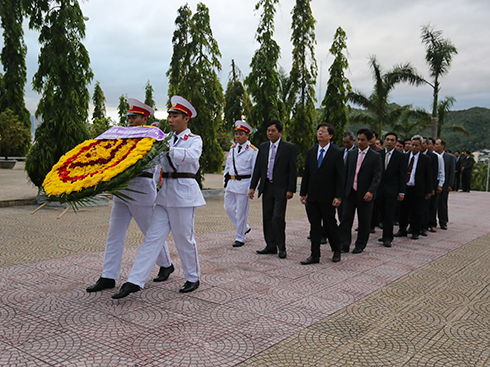 Lãnh đạo tỉnh viếng, đặt vòng hoa Nghĩa trang liệt sỹ Hòn Dung