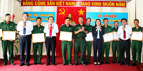 Khen thưởng các tập thể, cá nhân xuất sắc