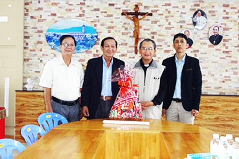 Ủy ban Đoàn kết Công giáo tỉnh thăm và chúc Giáng sinh đức ông  Giuse Lê Văn Sỹ (thứ 2 từ phải qua) - Tổng đại diện giáo phận Nha Trang,  Chánh xứ nhà thờ Chánh Tòa