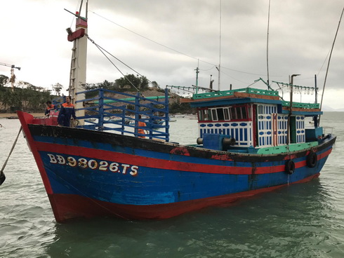 Tàu cá Bình Định đã được đưa về cảng Nha Trang an toàn