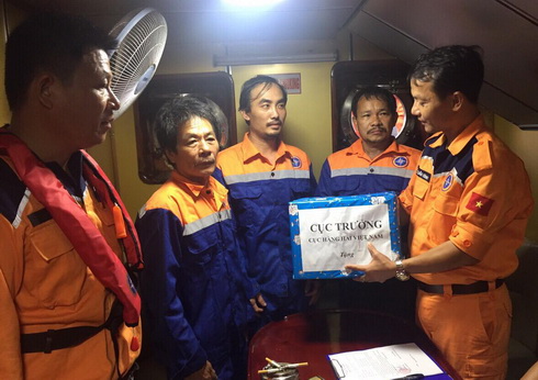 Lãnh đạo Trung tâm phối hợp tìm kiếm, cứu nạn hàng hải khu vực 4 tặng quà, động viên ngư dân gặp nạn