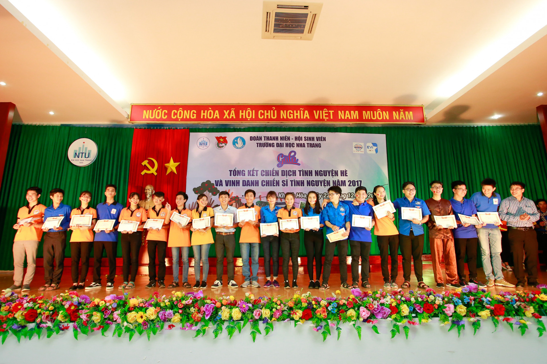 Anh Nguyễn Thế Hân - Bí thư Đoàn trường Đại học Nha Trang khen thưởng các sinh viên tình nguyện