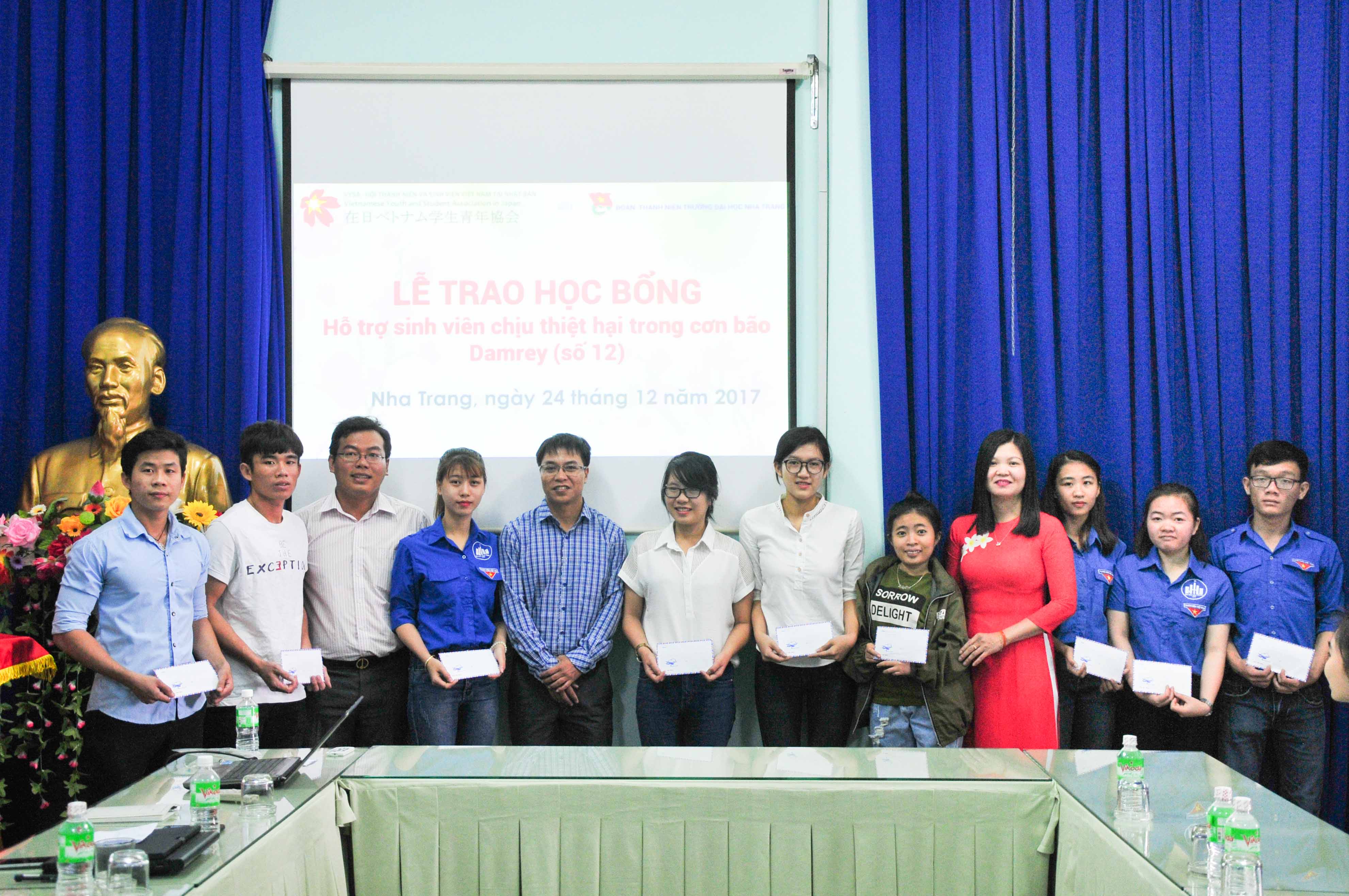 Trao 23 suất học bổng cho sinh viên Trường Đại học Nha Trang chịu thiệt hại do bão