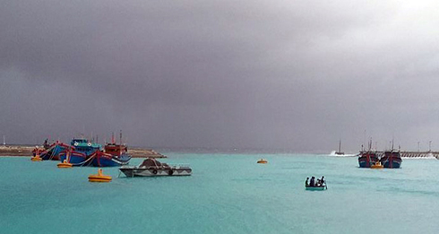 Tàu cá trú tránh tại đảo Sinh Tồn.