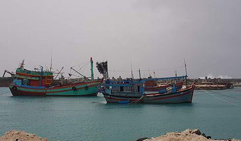 Tàu cá neo đậu tại âu tàu Đảo Trường Sa.