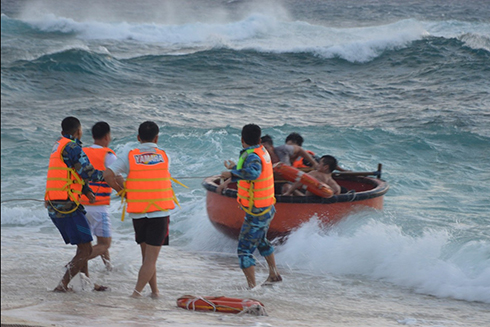 Đưa ngư dân vào đảo Song Tử Tây cấp cứu. Ảnh: Đào Phương Chi