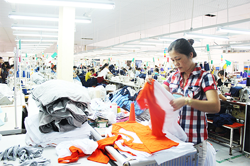 Công nhân Công ty Cổ phần Dệt may Nha Trang trở lại làm việc sau khi nhà xưởng được khắc phục