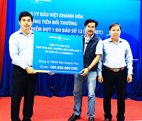 Bảo Việt Khánh Hòa trao biểu trưng tạm ứng chi trả cho khách hàng