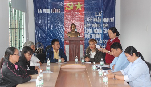  Quang cảnh tại buổi lễ trao hỗ trợ xây nhà tình nghĩa.