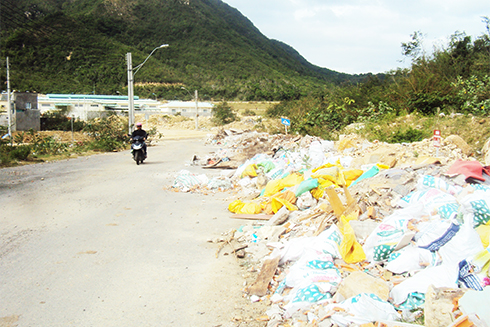 Xà bần đổ bừa bãi trên đường