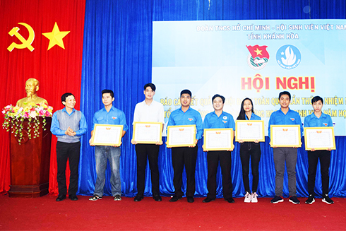 Anh Trương Tấn Hùng - Phó Bí thư Tỉnh đoàn khen thưởng các tập thể, cá nhân xuất sắc