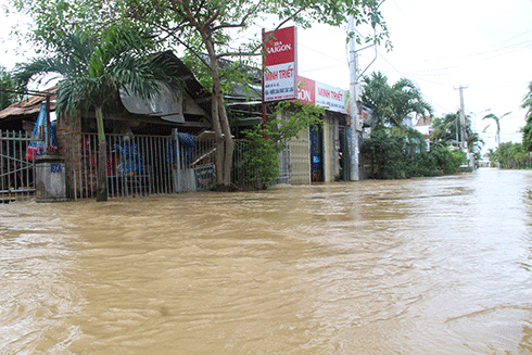 Nước từ sông Cái tràn qua nhà người dân thôn Trung xã Vĩnh Phương