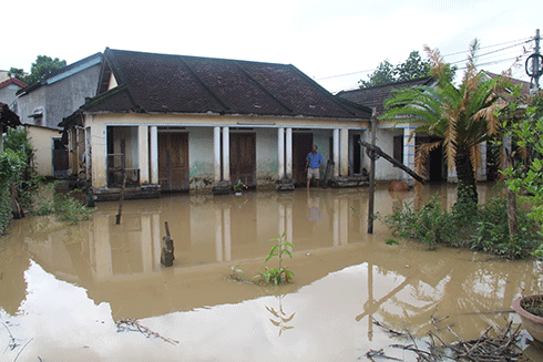 Nhà một hộ dân ở xã Vĩnh Phương bị ngập
