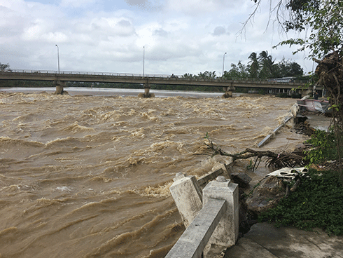 Một đoạn kè sông Cái đoạn xã Vĩnh Phương bị sạt lở nghiêm trọng