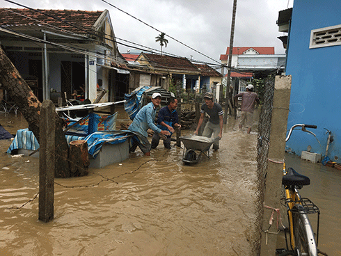 Người dân xã Vĩnh Thạnh dọn đồ tránh lụt