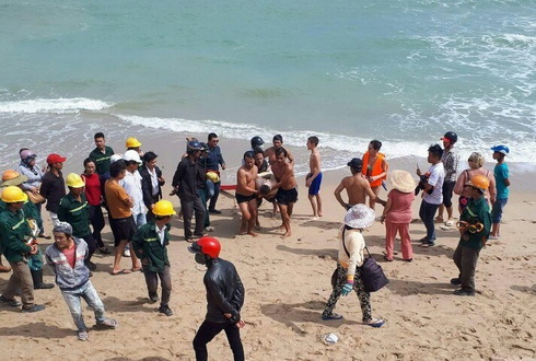 Tắm biển khi sóng lớn, du khách người Nga tử vong