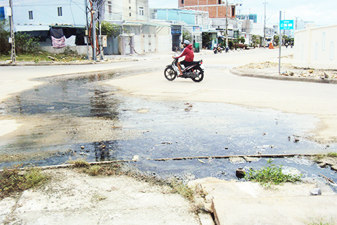 Nước tràn trên đường