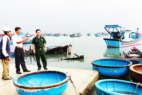 Cán bộ Đồn Biên phòng Cam Ranh và Hội Nông dân phường Cam Lợi động viên, nhắc nhở ngư dân trước chuyến biển.