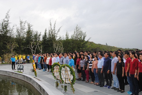 Hơn 1.000 giáo viên, học sinh dâng hương Khu tưởng niệm chiến sĩ Gạc Ma