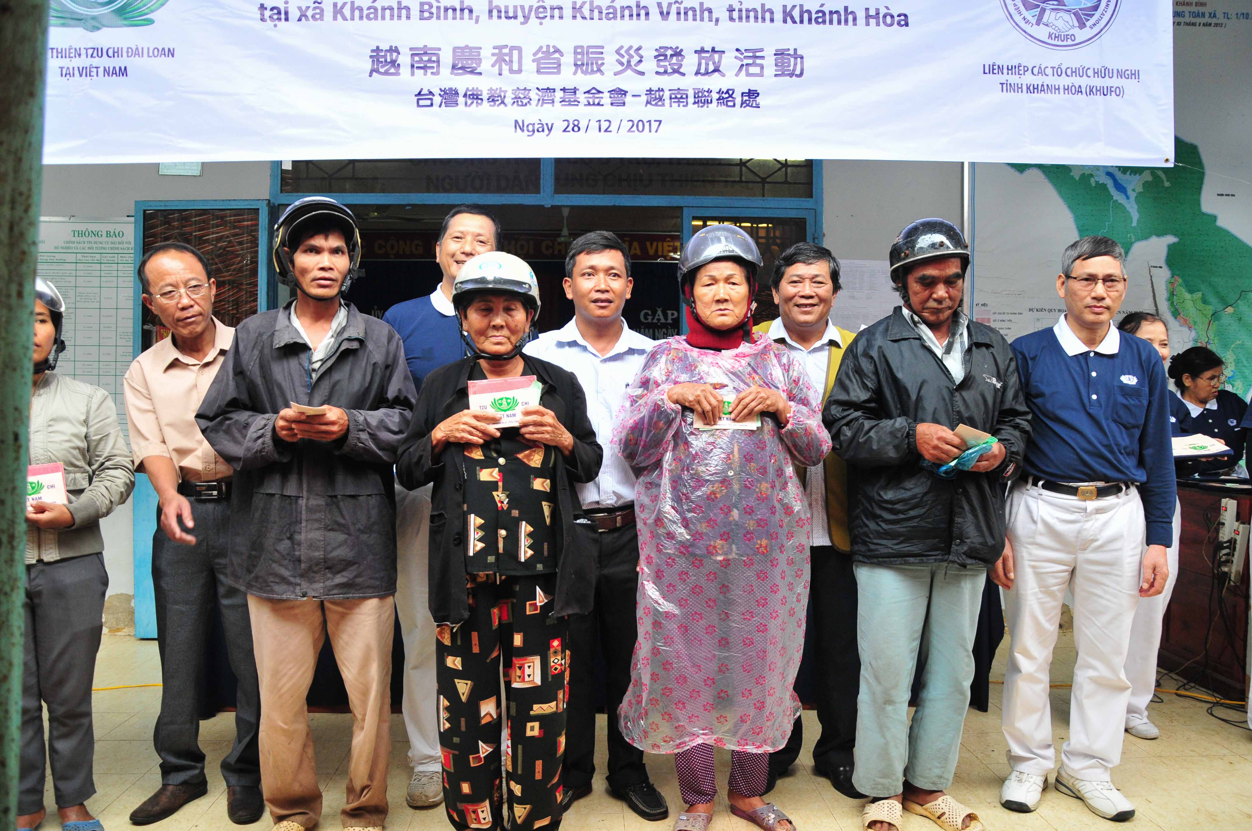 Đại diện các đơn vị trao tiền hỗ trợ cho người dân