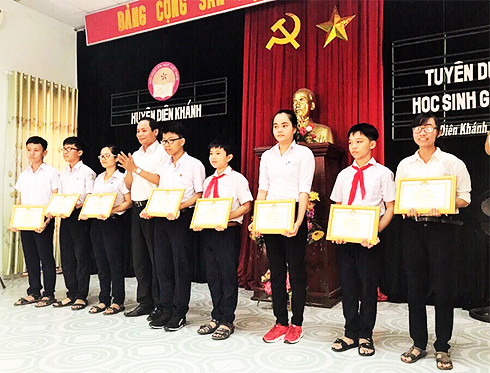 Hội Khuyến học huyện Diên Khánh trao học bổng cho các học sinh.