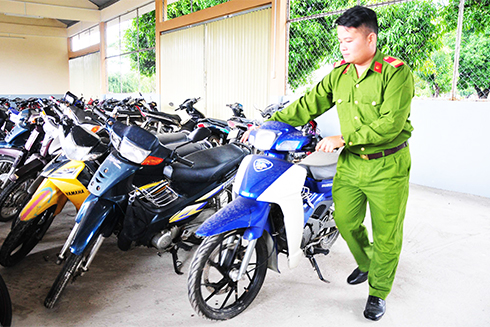 Phương tiện trong các vụ vi phạm bị Công an huyện Cam Lâm thu giữ.