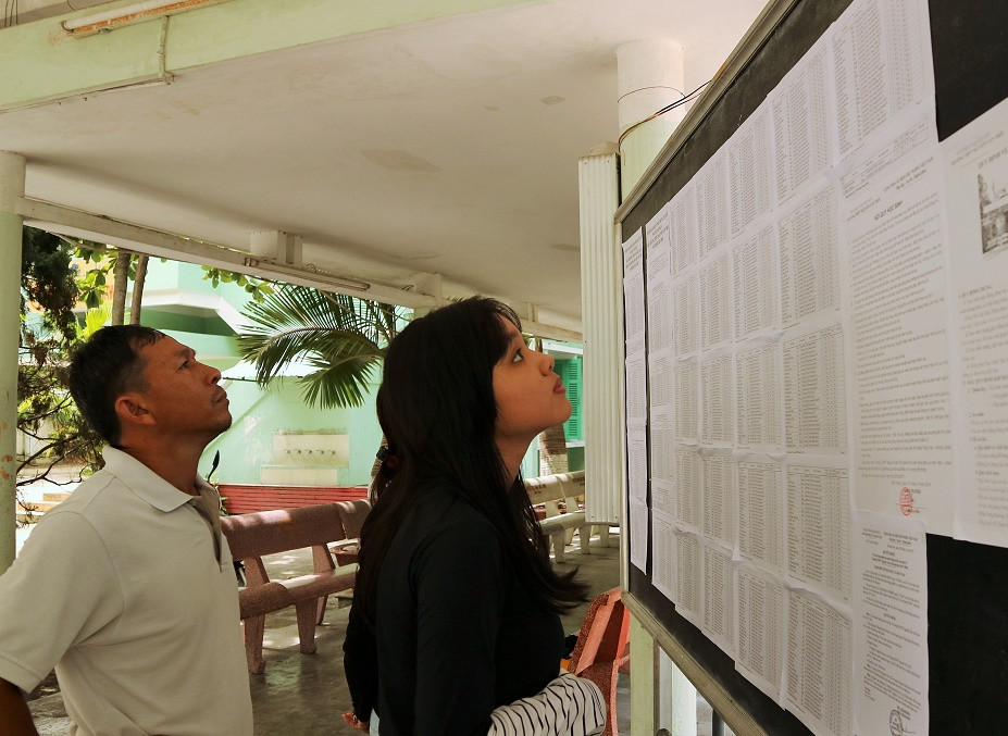 Học sinh và phụ huynh xem kết quả tuyển sinh vào lớp 10 năm học 2017-2018 tại Trường THPT Nguyễn Văn Trỗi (TP. Nha Trang).