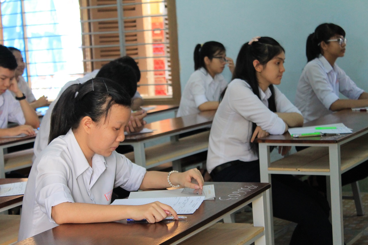 Dừng thi học kỳ vì nghi lộ đề