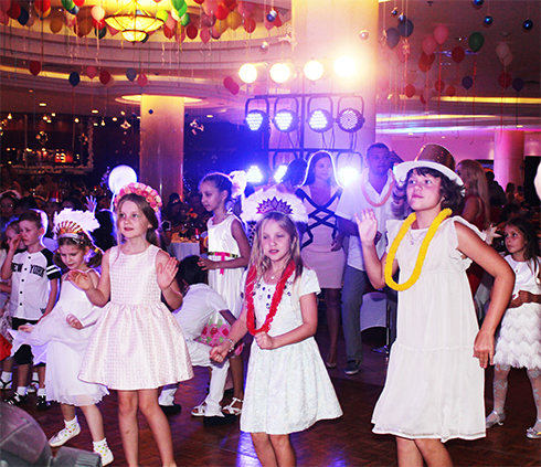 Các em bé Nga nhảy múa trong tiệc đón năm mới tại Vinpearl Nha Trang Resort.