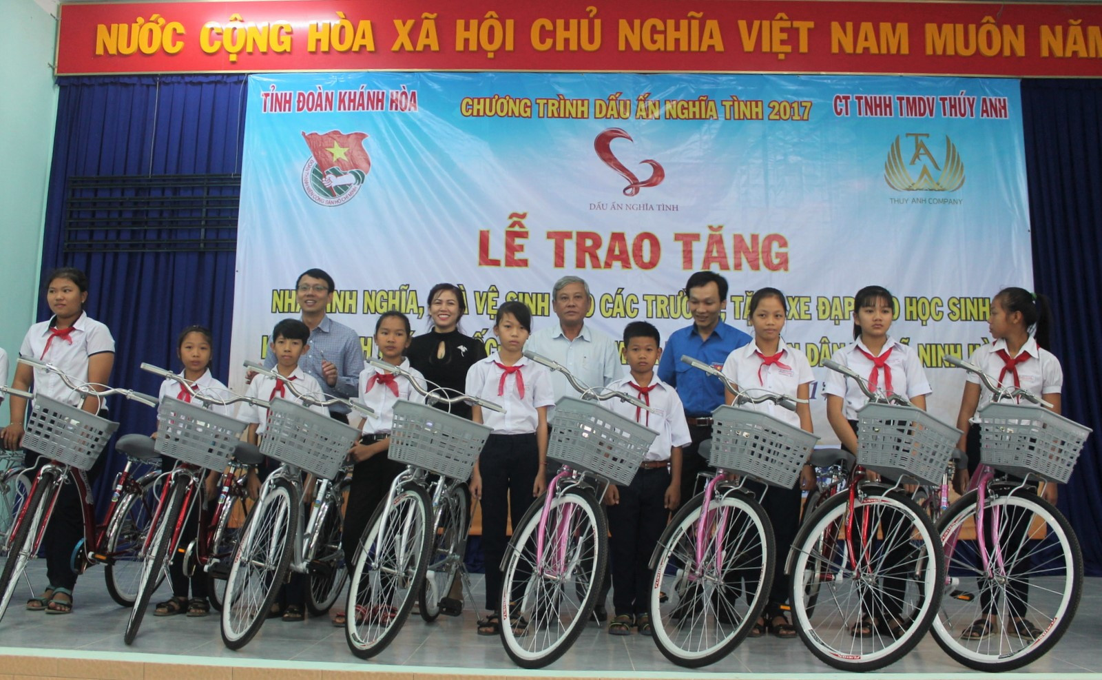 Ban Tổ chức chương trình trao xe đạp cho các học sinh, sinh viên xã Ninh Thọ