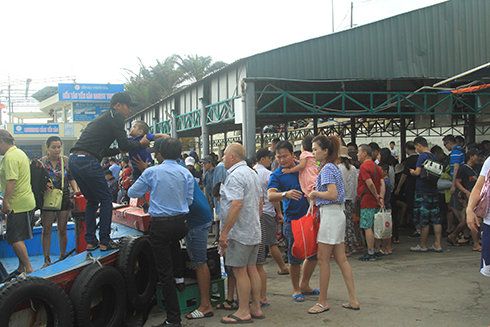 Khách tour biển đảo tăng nhẹ so với ngày thường