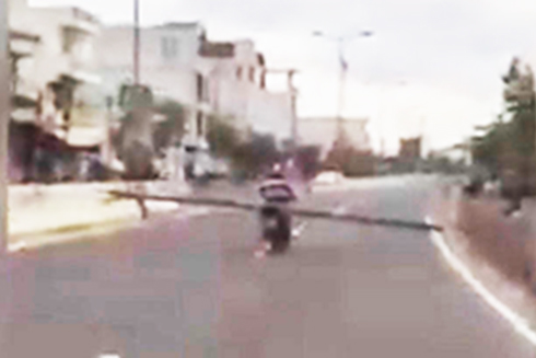 Chở thanh sắt chắn hết 2 làn đường