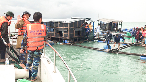 Xuồng cảnh sát biển tiếp cận cứu ngư dân trong cơn bão số 12.