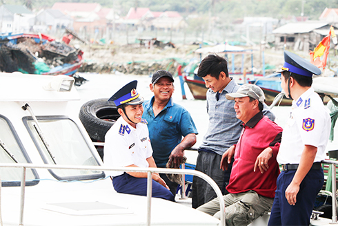 Những người lính cảnh sát biển trò chuyện với người dân.