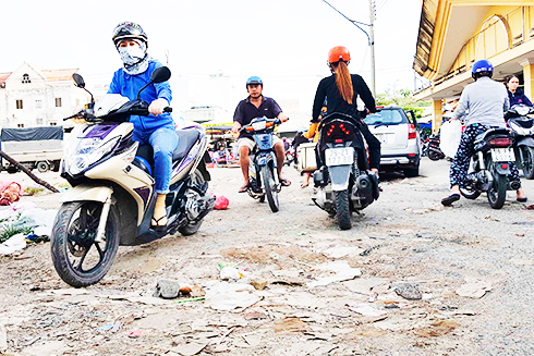 Đường quanh chợ Vĩnh Hải xuống cấp