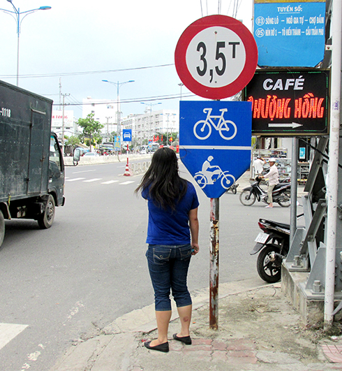 Biển báo giao thông đặt quá thấp