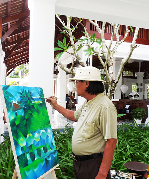 Họa sĩ Ngô Thái Bình vẽ tranh trong khuôn viên khu nghỉ dưỡng The Anam.