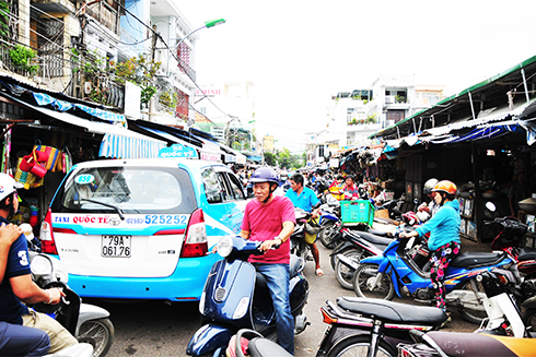 Khu vực chợ Xóm Mới thường xuyên xảy ra tình trạng ùn tắc giao thông  do người dân để xe, buôn bán giữa lòng đường.