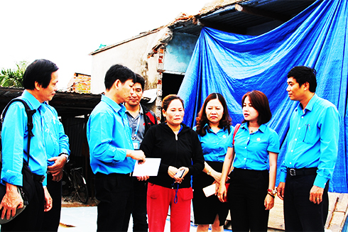 Đại diện Công đoàn các Khu Công nghiệp tỉnh Đồng Nai đến thăm 1 gia đình công nhân bị sập nhà do bão.