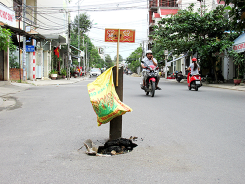 Hố giữa đường