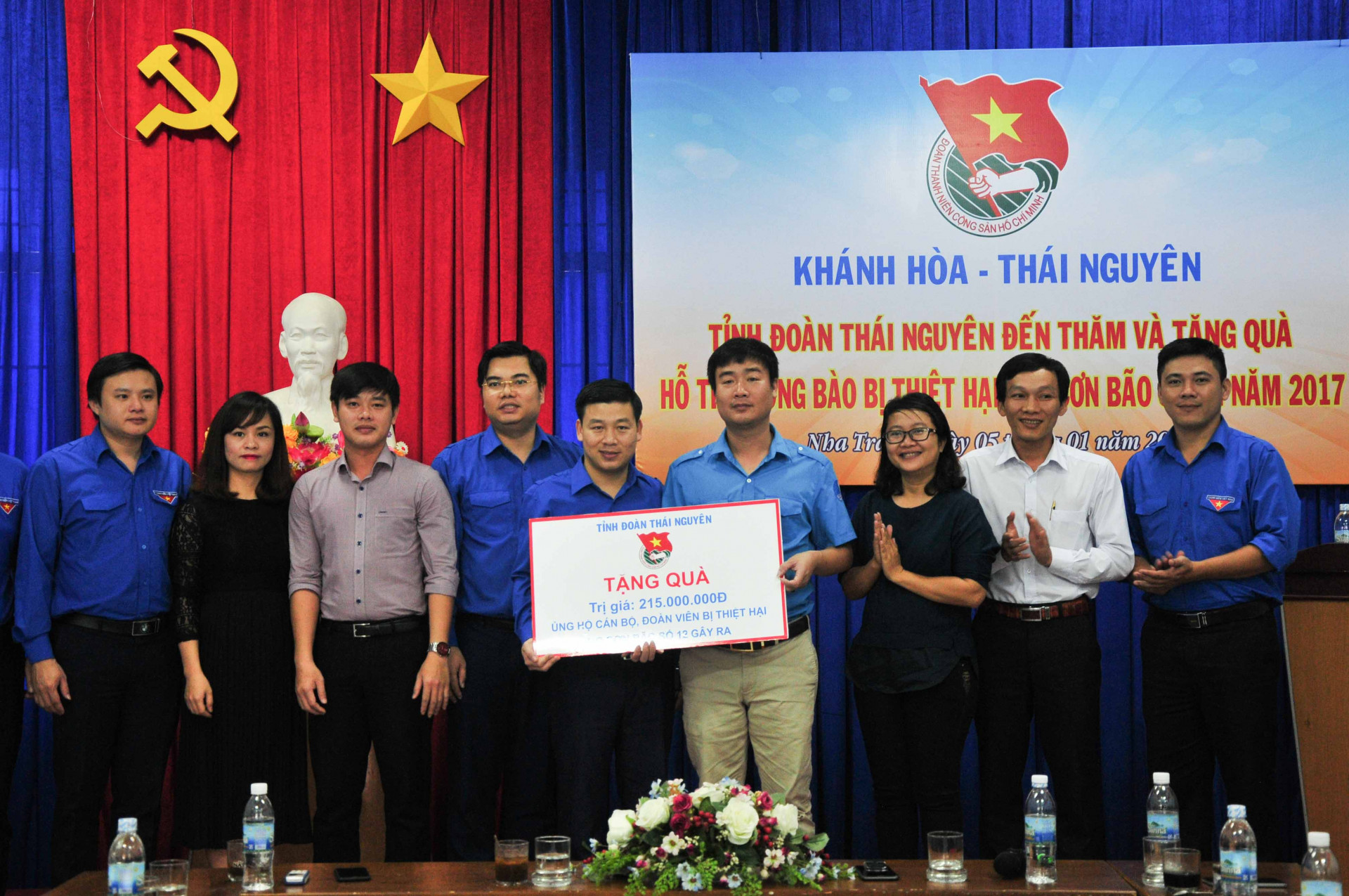 Tỉnh đoàn Thái Nguyên trao biểu trưng tiền hỗ trợ cho Tỉnh đoàn Khánh Hoà