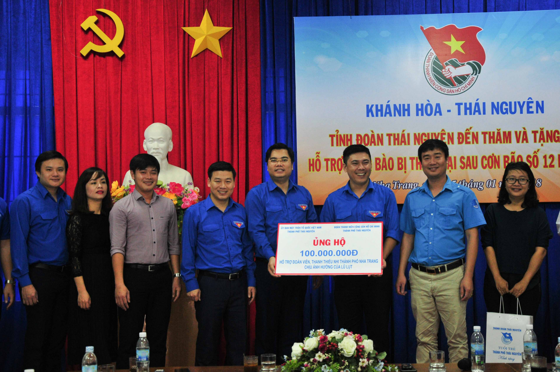 Thành đoàn Thái Nguyên trao biểu trưng tiền hỗ trợ cho Thành đoàn Nha Trang