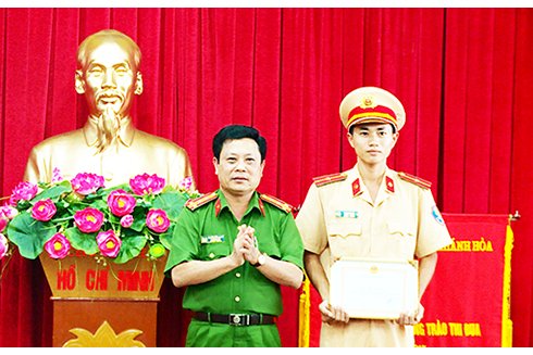 Lãnh đạo Công an tỉnh trao giấy khen cho Thiếu úy Phan Kim Tân.
