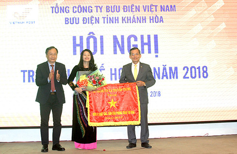 Đồng chí Nguyễn Đắc Tài trao cờ thi đua của Bộ Thông tin và Truyền thông cho lãnh đạo Bưu điện tỉnh.