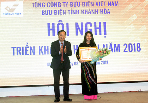 Đồng chí Nguyễn Đắc Tài thừa ủy quyền trao Bằng khen của Thủ tướng Chính phủ cho bà Ung Thị Vân.