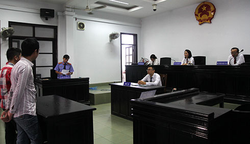 Các bị cáo (bìa trái) nghe đại diện Viện Kiểm sát nhân dân TP. Nha Trang luận tội.