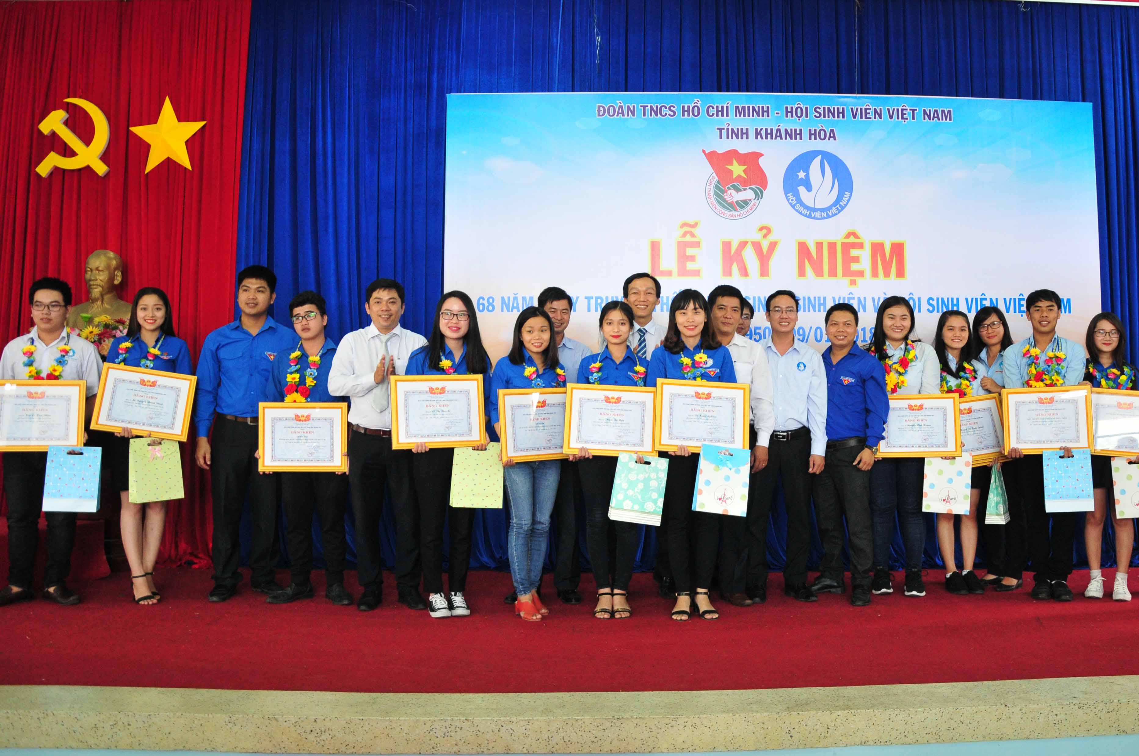 Trao danh hiệu Sinh viên 5 tốt, Tập thể sinh viên 5 tốt cho 9 tập thể, 13 cá nhân